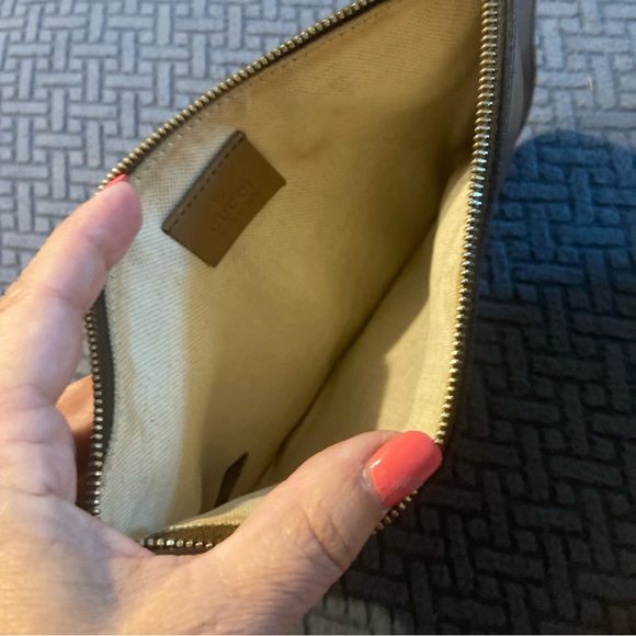 GUCCI Swing Logo Leather Pouch Bag - Picture 6 of 6